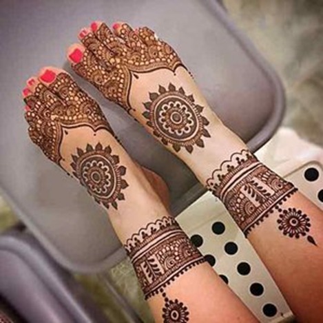 Trendy Leg Mehndi Design With Circles & Semicircles